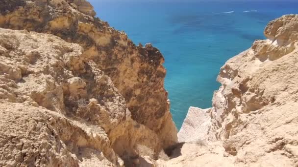Tengeri barlangok közelében Paphos, Ciprus. - Felvétel, videó