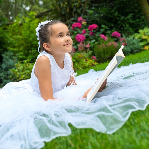 Girl reading First Holy Communion - Foto, afbeelding
