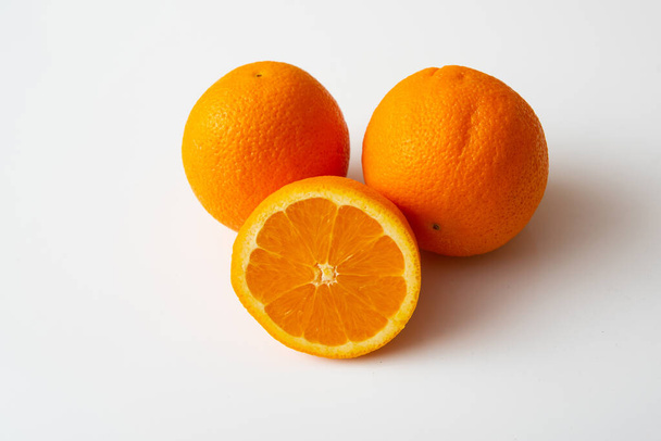 白い背景有機物に隔離されたスライスされたオレンジの果実セグメント - 写真・画像
