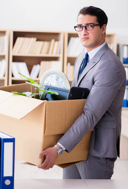Homme déménageant bureau avec boîte et ses effets personnels - Photo, image