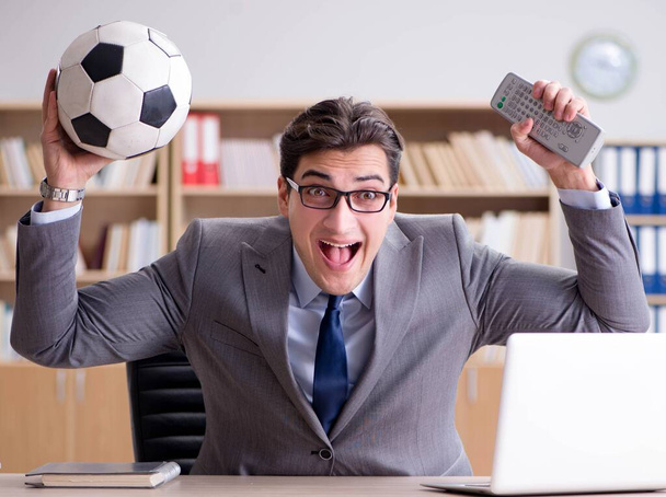 Biznesmen z piłką nożną w biurze - Zdjęcie, obraz