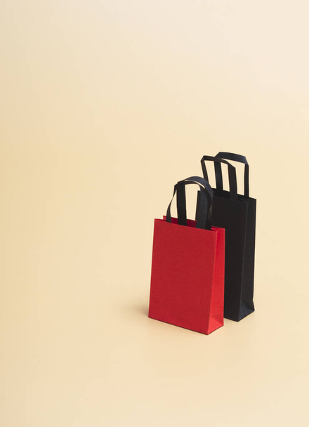 黒の金曜日のコンセプト、色の背景に紙の黒と赤のパッケージのモックアップ。ブラック・フライデー。コピースペース付き - 写真・画像