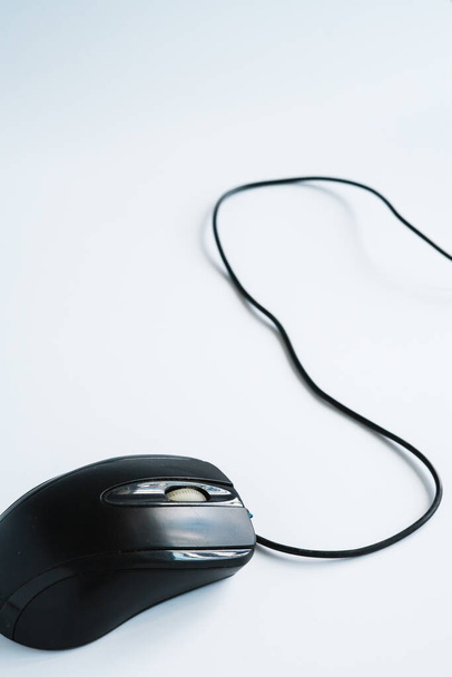 Современная черная компьютерная мышь на белом фоне - Фото, изображение
