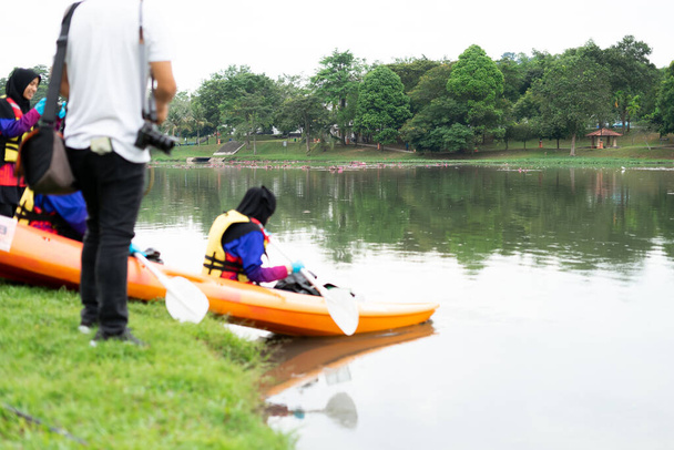 Bangi, Malasia - 6 de octubre de 2019: Kayak de mujeres en el lago Taman Tasik Cempaka por la mañana. - Foto, Imagen