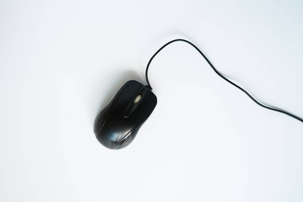 Сучасна чорна комп'ютерна миша на білому тлі
 - Фото, зображення