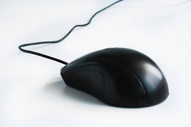 白の背景に現代の黒いコンピュータのマウス - 写真・画像