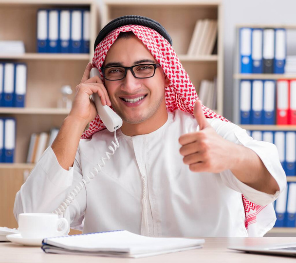 Arabische zakenman werkzaam in het kantoor - Foto, afbeelding