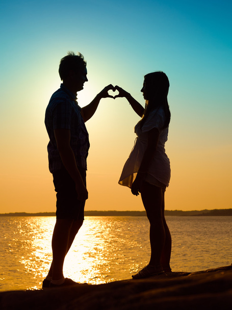 junges Paar und Sonnenuntergang - Foto, Bild