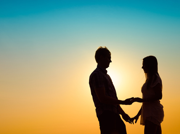 junges Paar und Sonnenuntergang - Foto, Bild