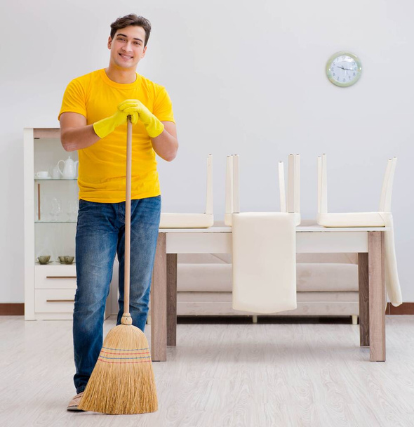 Mężczyzna mąż sprząta dom pomagając żonie - Zdjęcie, obraz