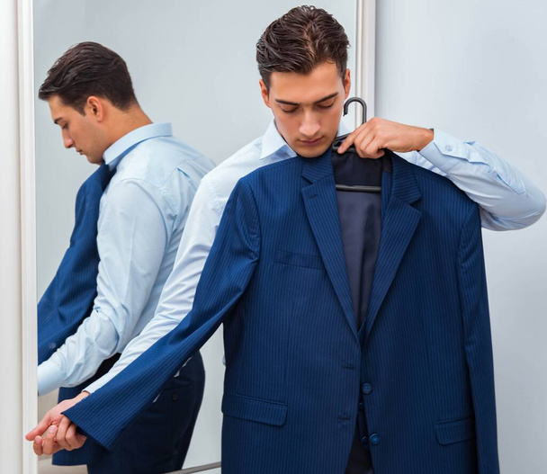 Бизнесмен одевается для работы - Фото, изображение