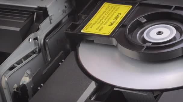 Zbliżenie zdjęcia DVD wyrzucanego z odtwarzacza DVD. - Materiał filmowy, wideo