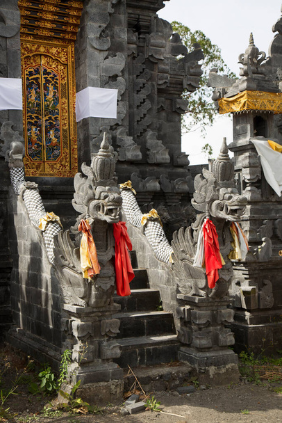 Imágenes, figuras y estatuas míticas religiosas hindúes balinesas  - Foto, Imagen