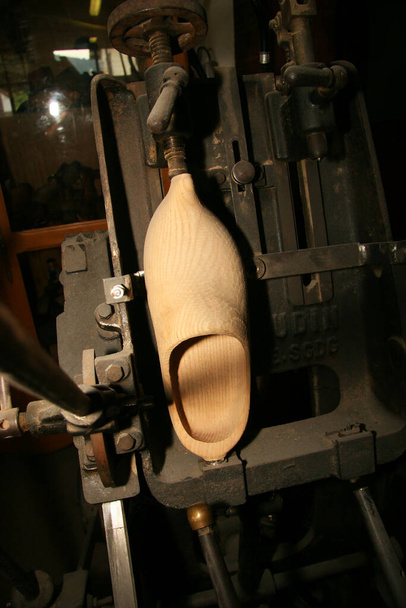 stroj na výrobu dřevěných bot - Fotografie, Obrázek