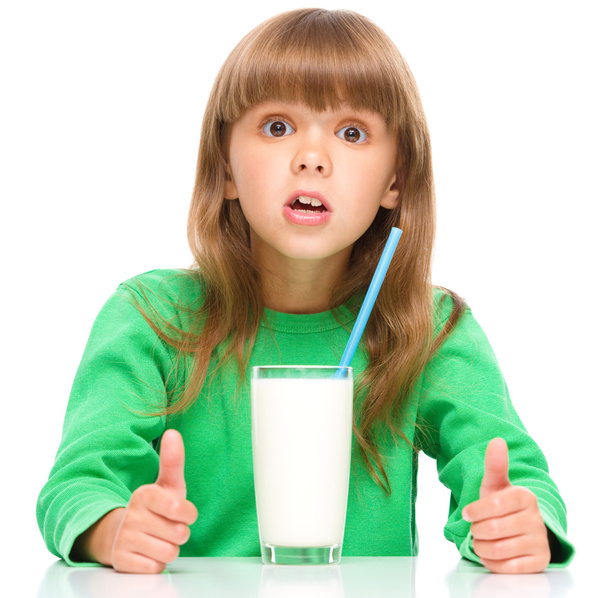 mignonne petite fille avec un verre de lait
 - Photo, image