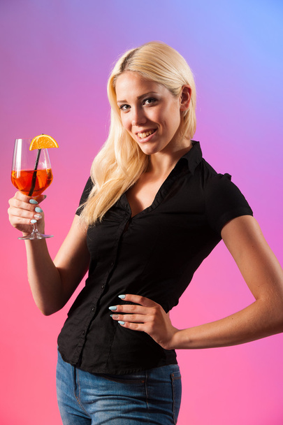 Beautiful young woman drinking aperol spritz - Foto, Bild