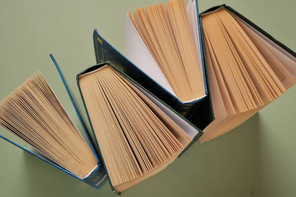 Βιβλία close-up σε πράσινο φόντο.Ανάγνωση βιβλίων.Γνώση και μάθηση.Ανάγνωση και εκπαίδευση.λογοτεχνία  - Φωτογραφία, εικόνα