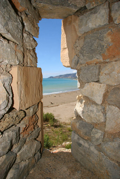 Cruzados medievales castillo ruinas construidas sobre fundamentos romanos y sobre rocas costeras junto al mar - Foto, imagen