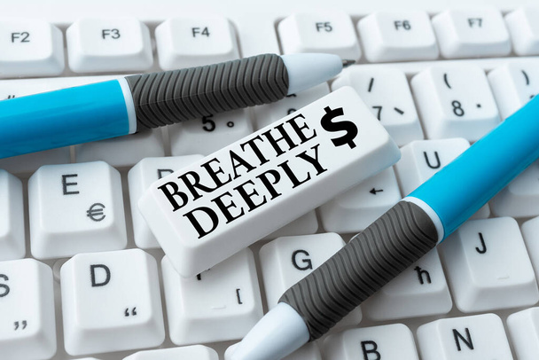 Ręczny napis "Oddychaj głęboko". Biznes showcase wziąć duży oddech powietrza do płuc, aby wstrzymać przeglądanie Internetu i badania online wpisując swoje pomysły - Zdjęcie, obraz