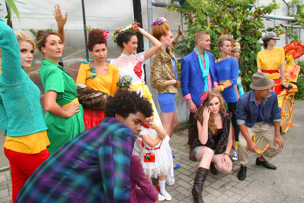 grupa młodych ludzi w ubraniach modowych pozujących na ulicy   - Zdjęcie, obraz