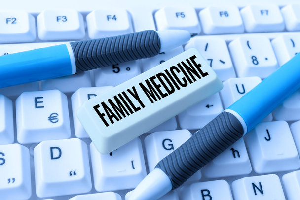 Aile hekimliğini gösteren bir mesaj. Aile üyelerine temel sağlık hizmeti sağlamak üzere tasarlanan iş yaklaşımı İnternet Görüşme Kayıt, Yeni Transkripsiyon Yöntemleri - Fotoğraf, Görsel
