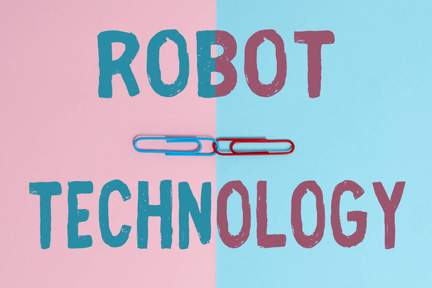 Inspiracja pokazując znak Robot Technology. Business showcase rozwijać maszyny, które mogą zastąpić zadania człowieka Dwa obiekty rozmieszczone twarzą do wewnątrz na zewnątrz na oddzielnym tle kolorowe - Zdjęcie, obraz