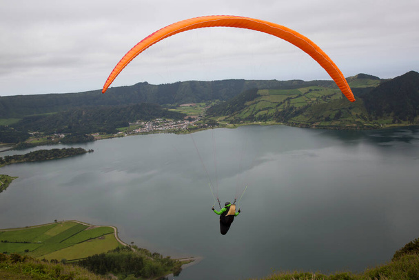 Paraglider letí. Aktivní sportovní koncept - Fotografie, Obrázek