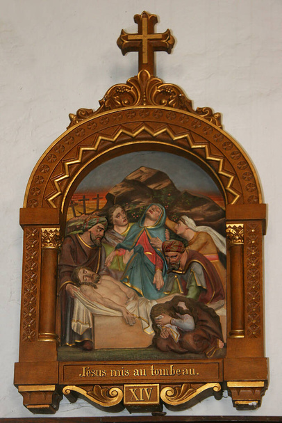 szent keresztény ikon a falon fából készült keretben - Fotó, kép