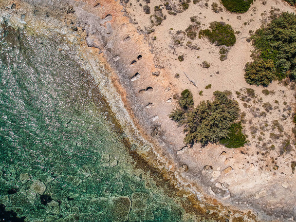 Iconische luchtfoto over de oudste verdwaalde stad Pavlopetri in Laconia, Griekenland. Ongeveer 5.000 jaar oud Pavlipetri is de oudste stad in de Middellandse Zee. - Foto, afbeelding