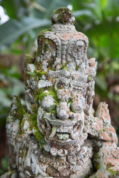 Balijski Hinduski religijny mityczny obraz, figura i posąg do wejścia do świątyni lub miejsca religijnego - Zdjęcie, obraz