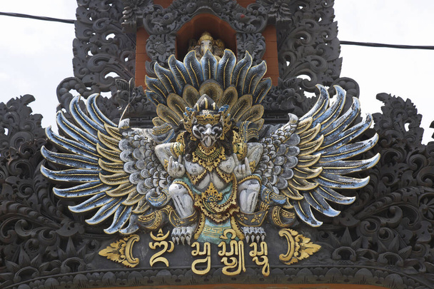Μπαλί ινδουιστική θρησκευτική μυθική εικόνα, εικόνα και άγαλμα για την είσοδο ενός ναού ή θρησκευτικού τόπου - Φωτογραφία, εικόνα