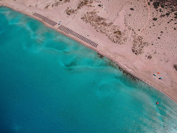 Luftaufnahme von simos Strand in elafonisos Insel in Griechenland. elafonisos ist eine kleine griechische Insel auf dem Peloponnes mit idyllischen exotischen Stränden und kristallklarem Wasser. lakonia, griechenland, europa - Foto, Bild