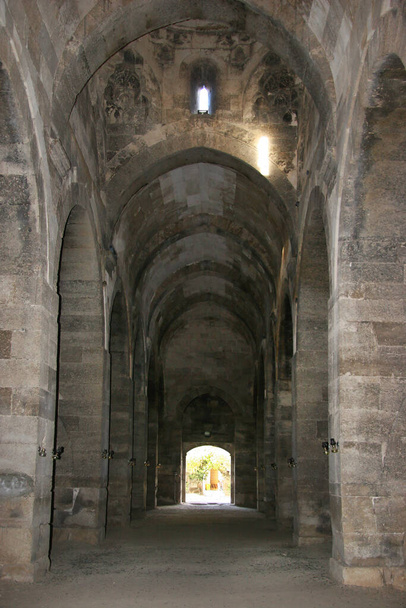 interieur van het oude middeleeuwse gebouw - Foto, afbeelding