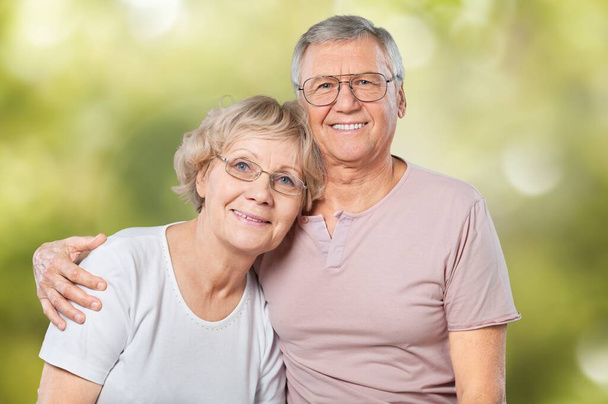 幸せな高齢者のカップルの背景に、近くに抱きつく - 写真・画像
