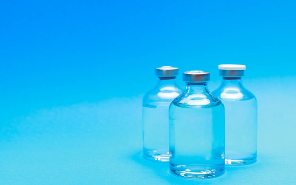 capsule en verre scellé contenant transparent, propre, liquide d'hygiène chimique regarder comme vaccin, médecine à base d'eau, ou tout composé de pharmacie en clinique ou en pharmacie pour guérir la maladie - Photo, image