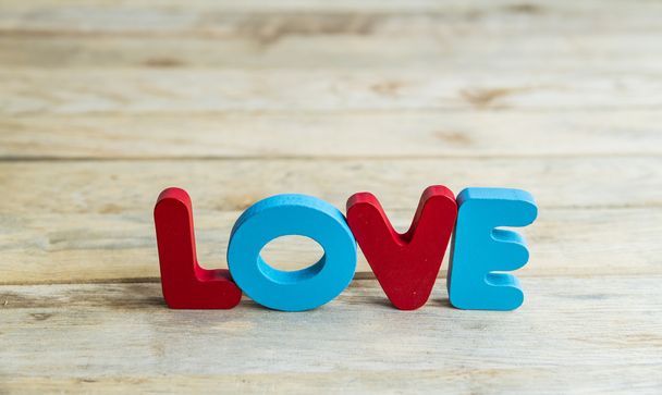 Красочное деревянное слово Love on woodne floor3
 - Фото, изображение