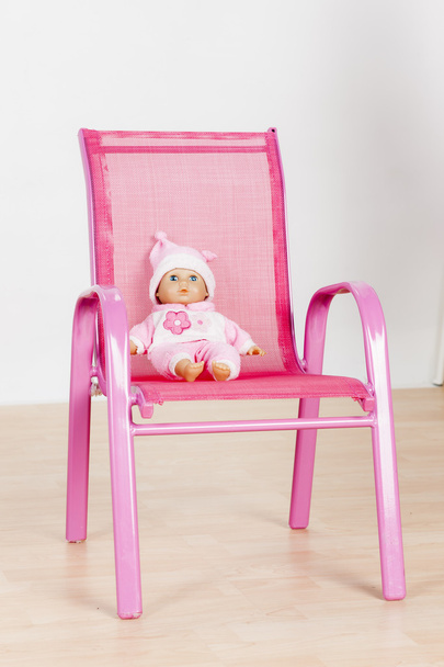 Кукла на стуле
 - Фото, изображение