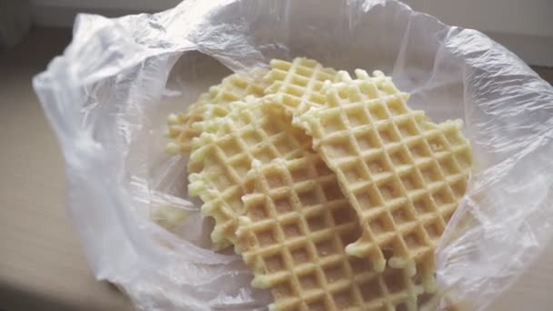 leckerer Snack in schädlicher Verpackung. leckere süße Waffeln in Plastiktüten. knusprige hausgemachte Frühstücksspeisen - Filmmaterial, Video