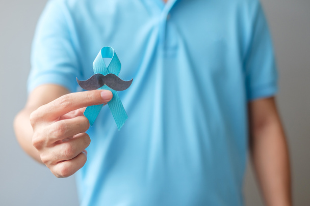 November Prostate Kanser Farkındalık Ayı, Blue Ribbon 'ı bıyıklı adam yaşayan ve hastalıklı insanları desteklemek için tutuyor. Sağlık, Uluslararası erkekler, Baba ve Dünya Kanser Günü konsepti - Fotoğraf, Görsel