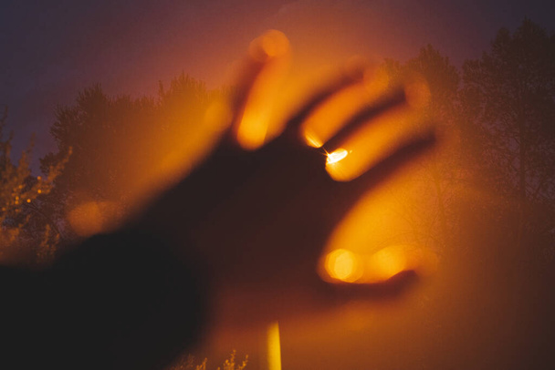 hand in light blurry night - Fotoğraf, Görsel