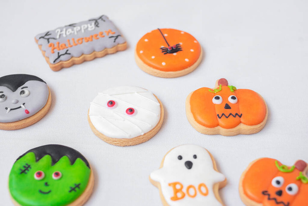 Halloween αστεία cookies που σε λευκό φόντο. Trick or Threat, Happy Halloween, Hello Οκτωβρίου, φθινόπωρο, Εορταστική, κόμμα και έννοια των διακοπών - Φωτογραφία, εικόνα
