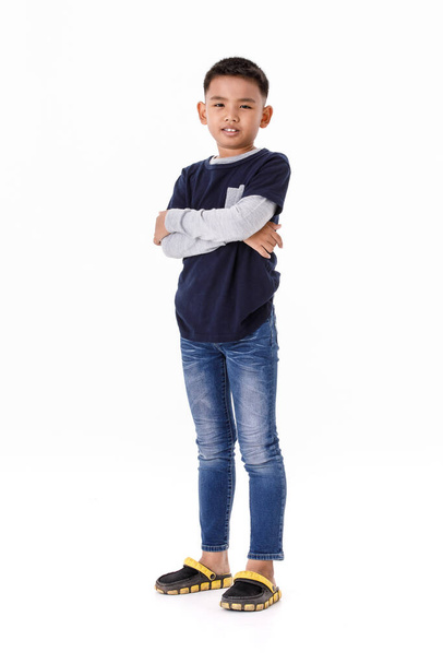 Precioso retrato recortado de un joven asiático sano en suéter gris y camisa azul denim sabiamente de pie y brazo cruzado. - Foto, imagen