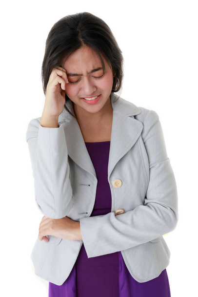 Mulher asiática infeliz sofrendo de dor de cabeça e tocando a cabeça no fundo branco no estúdio - Foto, Imagem