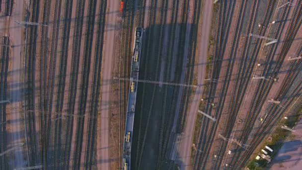 Impressionnant coup de drone d'un train qui traverse lentement une gare. - Séquence, vidéo