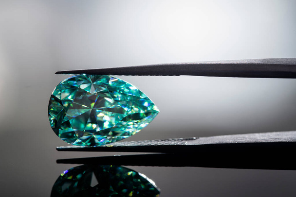 Beau diamant de luxe avec pince à épiler - Photo, image
