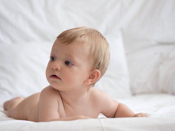 Cute caucasian baby girl in bed - Foto, afbeelding