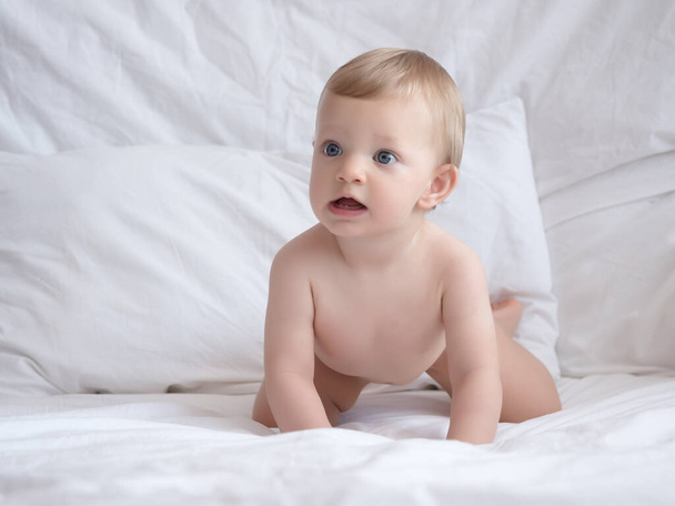 Cute caucasian baby girl in bed - Фото, изображение