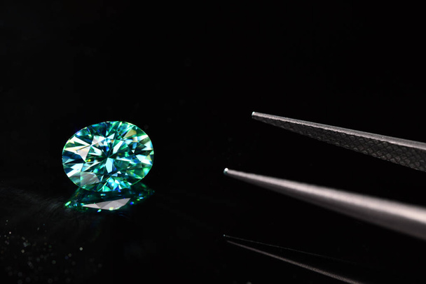 Красивий розкішний діамант з пінцетом
 - Фото, зображення