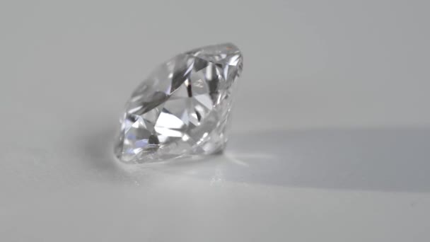 close-up van diamanten op witte achtergrond - Video