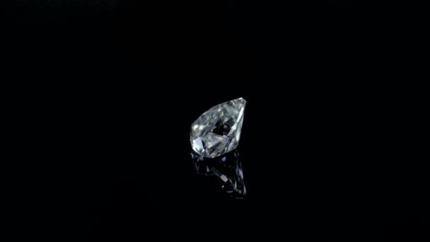 close-up van diamanten op zwarte achtergrond - Video
